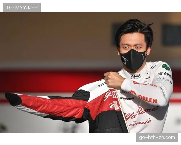 周冠宇赛后直接瘫在椅子上啃能量棒，这F1车手的日常也太硬核了吧